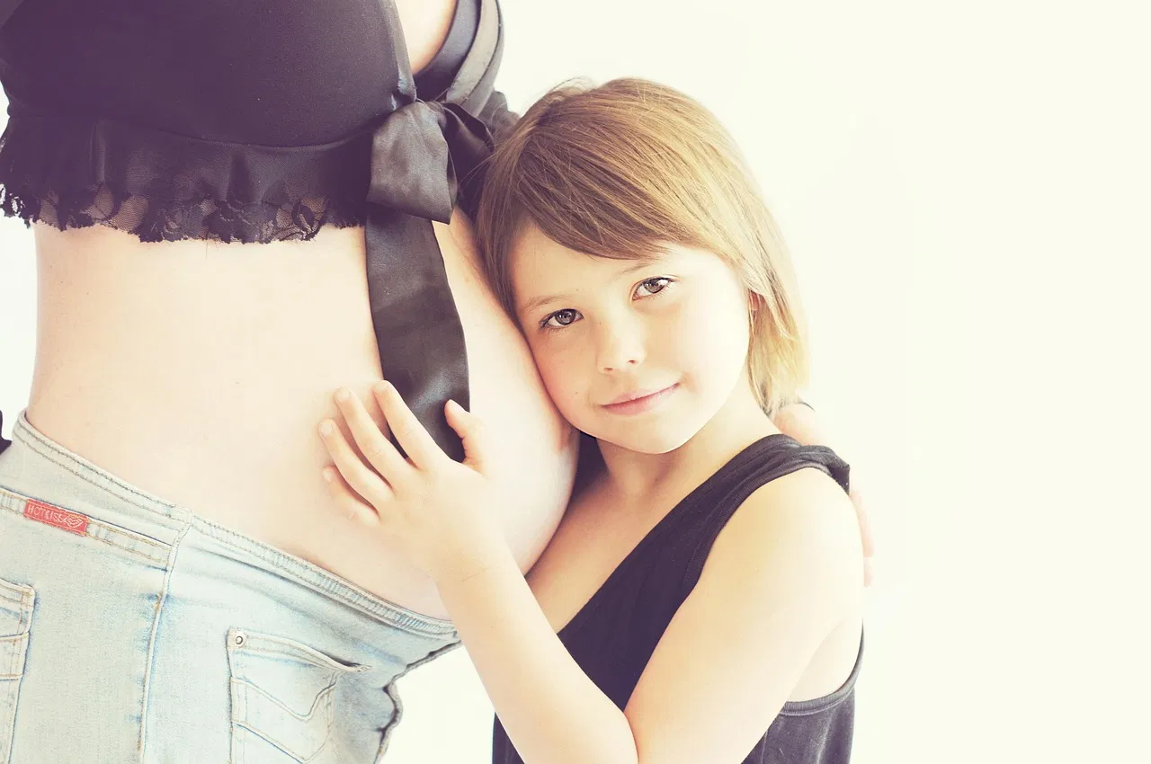 What should I include in my maternity leave out of office message?