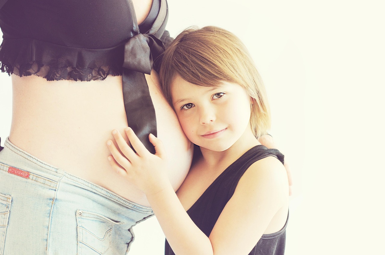 What should I include in my maternity leave out of office message?