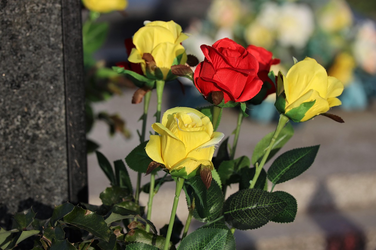 What should you include in a condolence message for a coworker?