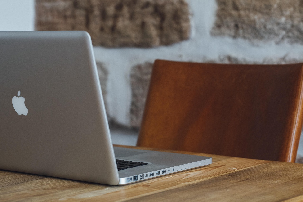 How Did This Solo Founder Build a $5M Business in a Dying Industry?