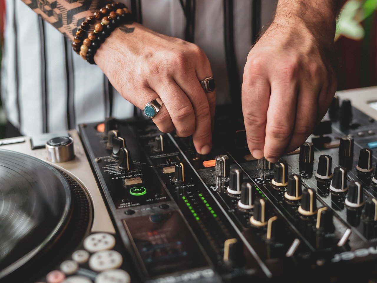 a concise and compelling pitch deck designed to capture investor interest, outline your business vision, and showcase your key value propositions. perfect for startups and entrepreneurs looking to secure funding and communicate their ideas effectively.